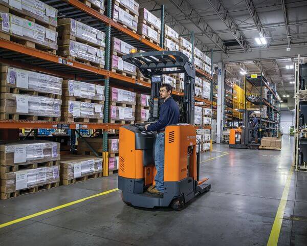 Toyota reach truck for efficient vertical material handling Linde reach truck – high lift capacity for warehouse racking BT reach truck operating in warehouse – Ghazi Motors Pakistan Electric reach truck for high-performance indoor use Heavy-duty reach truck for logistics and warehouse efficiency